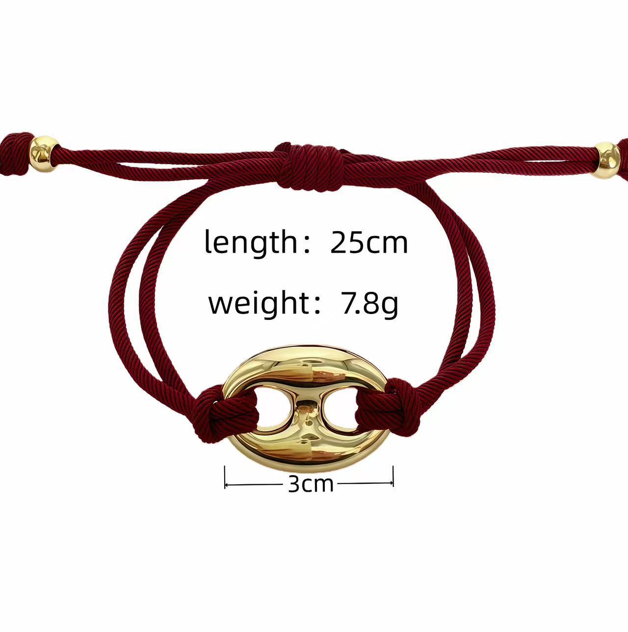酒红色绳猪鼻子手链,金色圆形吊坠;长25cm,重7.8g,坠宽3cm