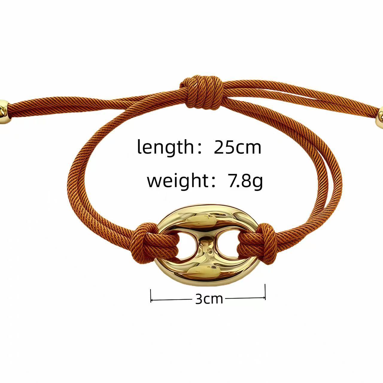 棕色绳猪鼻子手链，金色圆形吊坠；长25cm，重7.8g，坠宽3cm