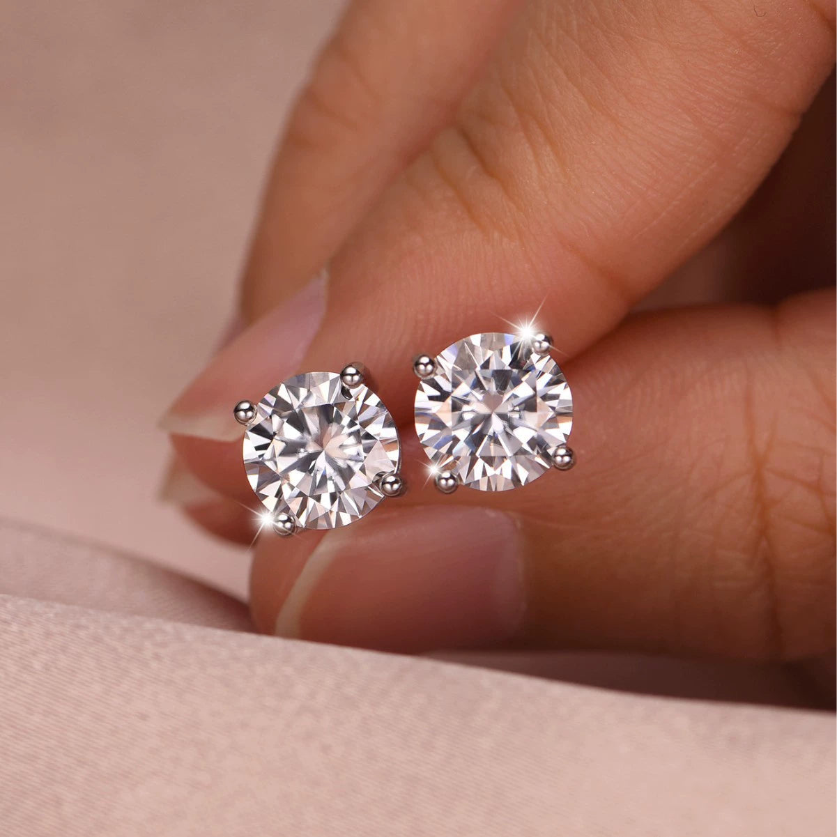 S925 silver four-prong moissanite stud earrings Simple Commute