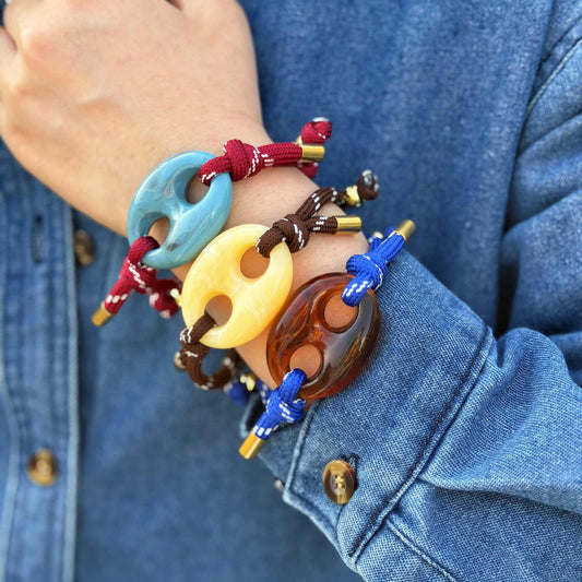 蓝色与红色编绳撞色猪鼻子手链，可调节金色小铆钉点缀