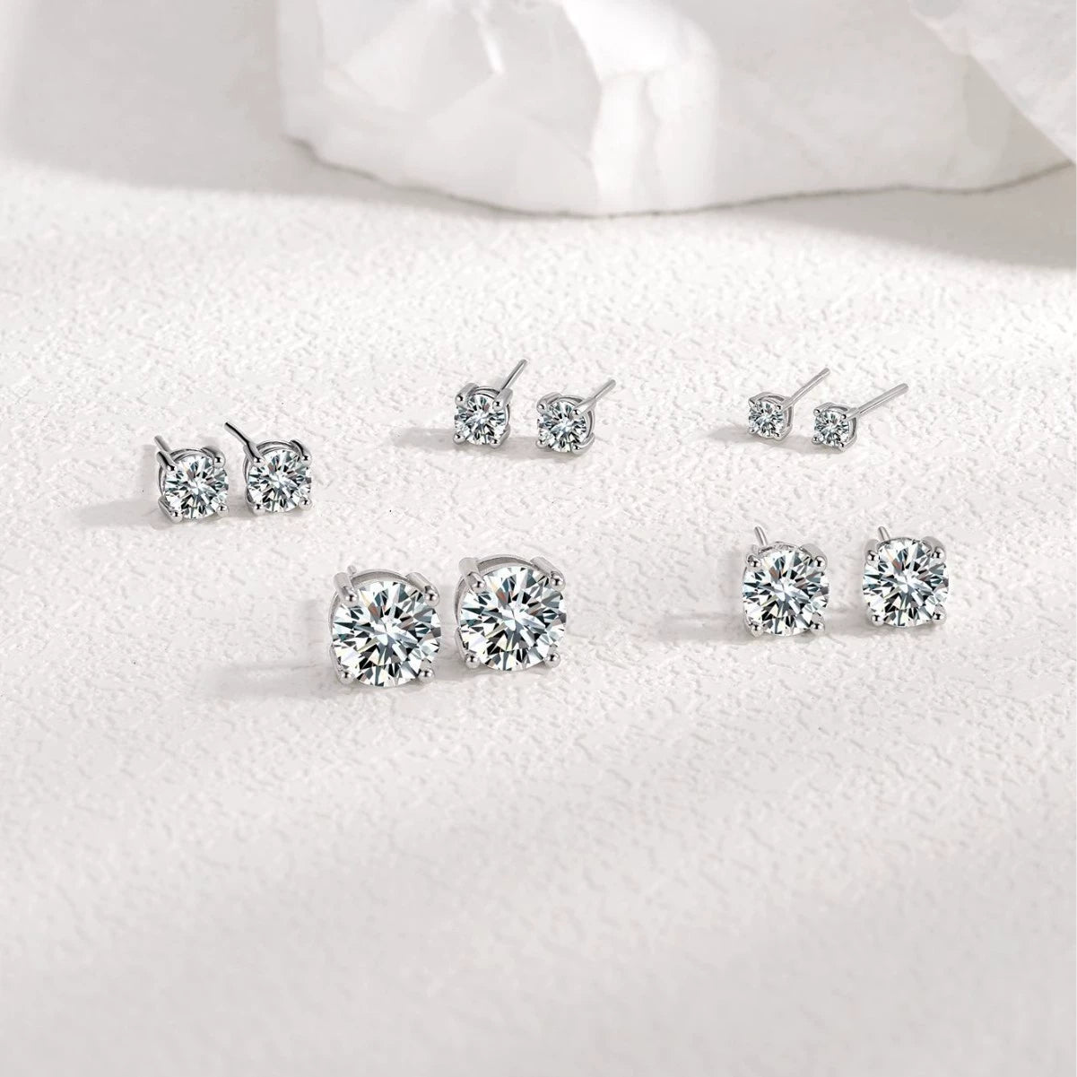 S925 silver four-prong moissanite stud earrings Simple Commute